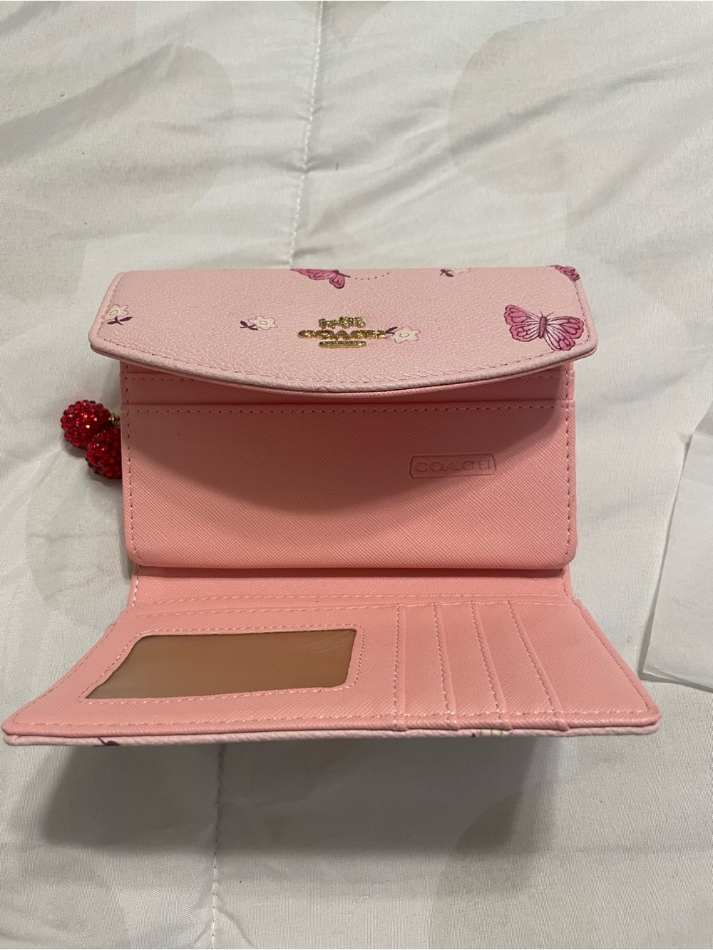 Coach Pink Butterfly medium size
Wallet with Gold Logo - Picture 2 of 8